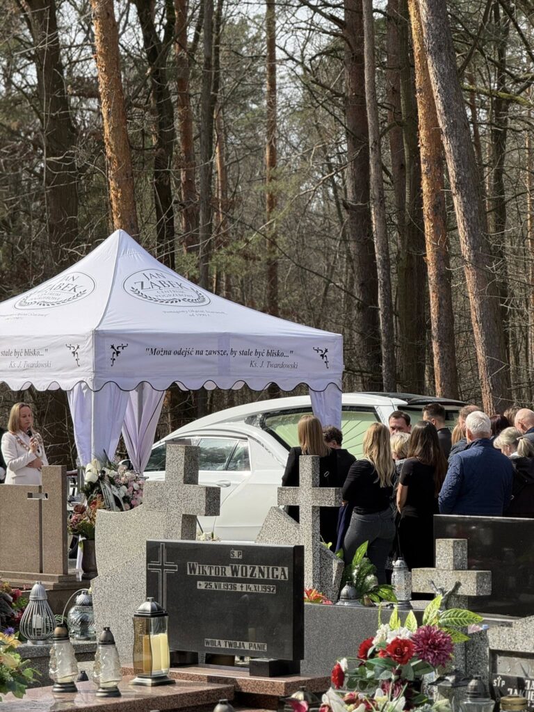 Mistrzyni ceremonii pogrzebowej Aneta Dobroch wygłasza mowę pożegnalną podczas eleganckiego pogrzebu świeckiego na cmentarzu w Sobowie.