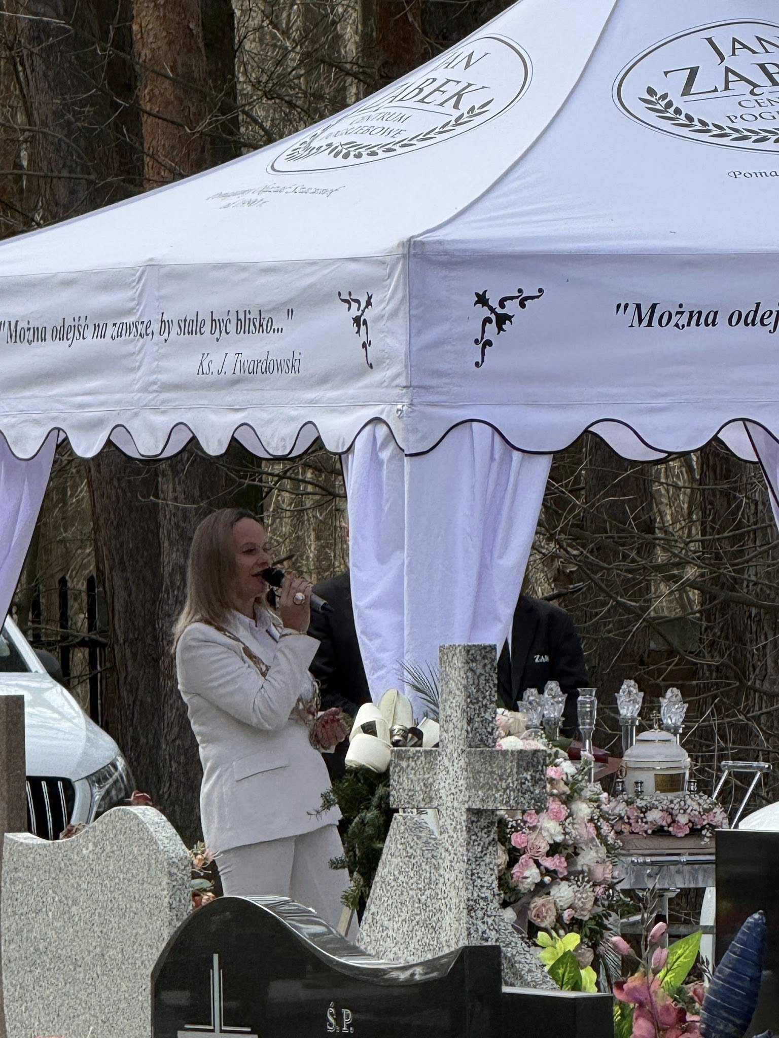 Jak wygląda pogrzeb świecki? Przewodnik krok po kroku po ceremonii pełnej szacunku