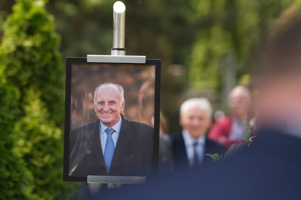 wiecka mistrzyni ceremonii pogrzebowych Aneta Dobroch oraz prezydent Torunia Paweł Gulewski podczas oficjalnego przemówienia na pogrzebie Stanisława Rakowicza.